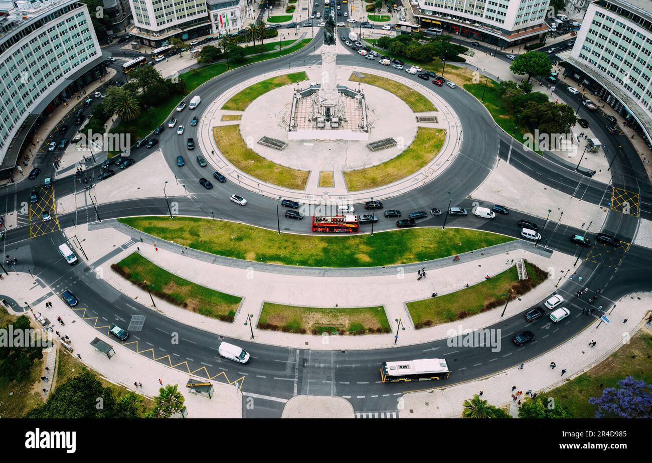 Aus der Vogelperspektive können Sie den Kreisverkehr Marquis of Pombal Square in Lissabon, Portugal, einem wichtigen Wahrzeichen der Stadt, aus der Vogelperspektive betrachten Stockfoto