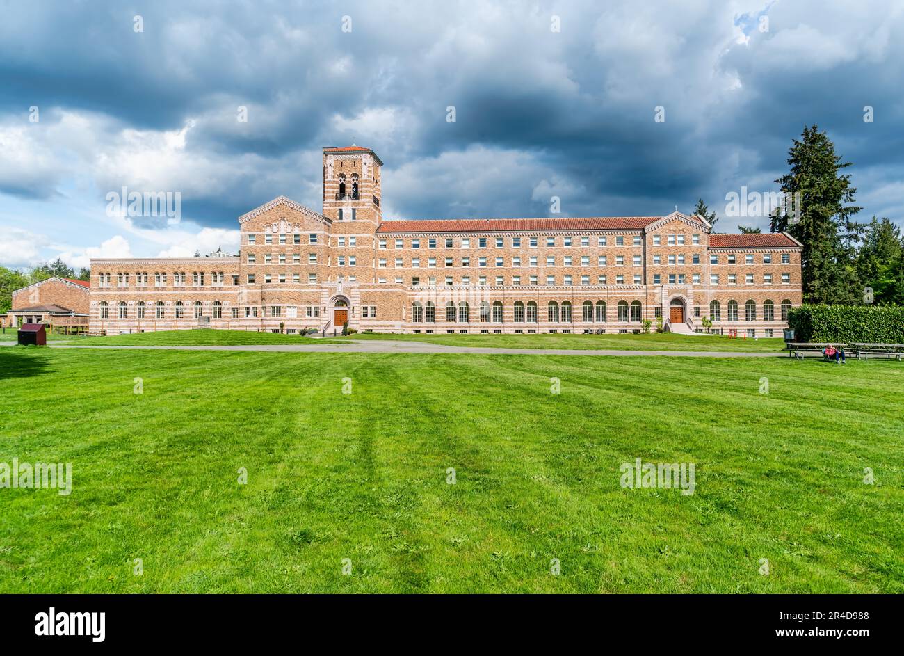 Dunkle Wolken schweben über einem großen Gebäude im romanischen Lombard-Stil im Washington State. Stockfoto