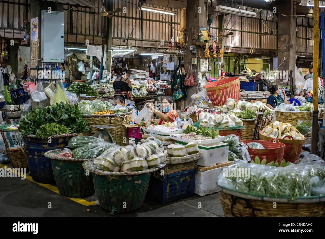 Bangkok, Thailand. 25. Mai 2023. Ein Gemüsestand für Groß- und Einzelhandel neben dem Bangkok Flower Market (Pak Khlong Talat). Bangkok Flower Market (Pak Khlong Talad) Thailands größter Blumengroßmarkt, 24 Stunden am Tag, 7 Tage die Woche geöffnet, neben einem Markt für frisches Gemüse, Obst und Kräuter, an der Chak Phet Road, in der Nähe der Memorial Bridge (Saphan Phut) in der historischen Altstadt. (Kreditbild: © Nathalie Jamois/SOPA Images via ZUMA Press Wire) NUR REDAKTIONELLE VERWENDUNG! Nicht für den kommerziellen GEBRAUCH! Stockfoto