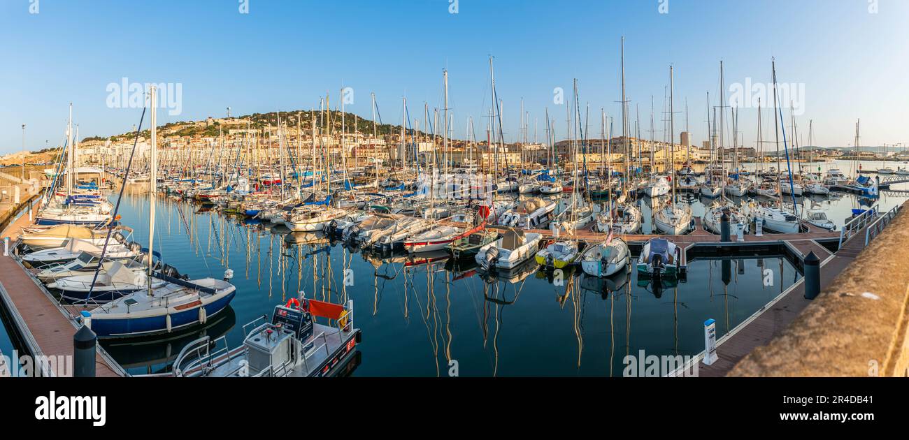 Panoramablick auf den Fischereihafen und den Yachthafen von Sète in Hérault in Occitanie, Frankreich Stockfoto