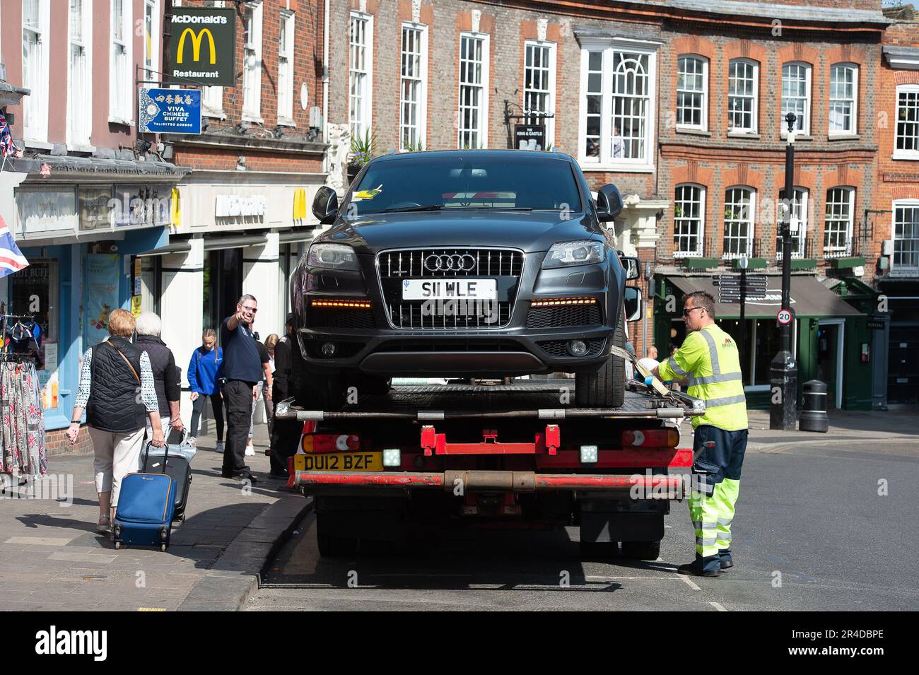 Windsor, Berkshire, Großbritannien. 27. Mai 2023. Vor dem Wachwechsel wird ein Auto außerhalb von Windsor Castle abgeschleppt. Kredit: Maureen McLean/Alamy Live News Stockfoto