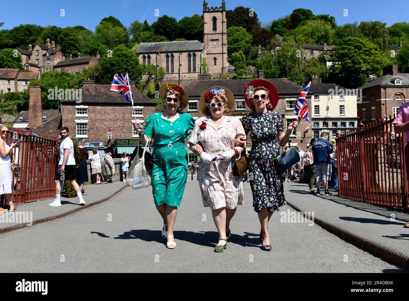 Das Ironbridge World War Two Weekend. Schwestern im Stil der 1940er Jahre, die über die weltweit erste Ironbridge spazieren. Nachstellung WW2 2. Weltkrieg Kostümkleid Damen Credit Dave Bagnall Stockfoto