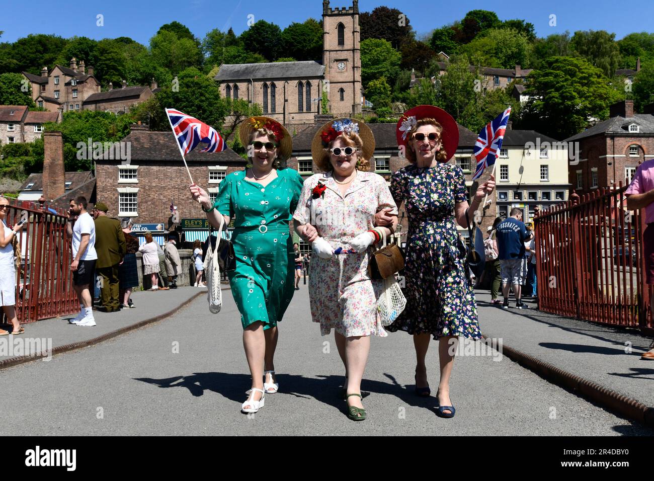 Das Ironbridge World War Two Weekend. Schwestern im Stil der 1940er Jahre, die über die weltweit erste Ironbridge spazieren. Nachstellung WW2 2. Weltkrieg Kostümkleid Damen Credit Dave Bagnall Stockfoto
