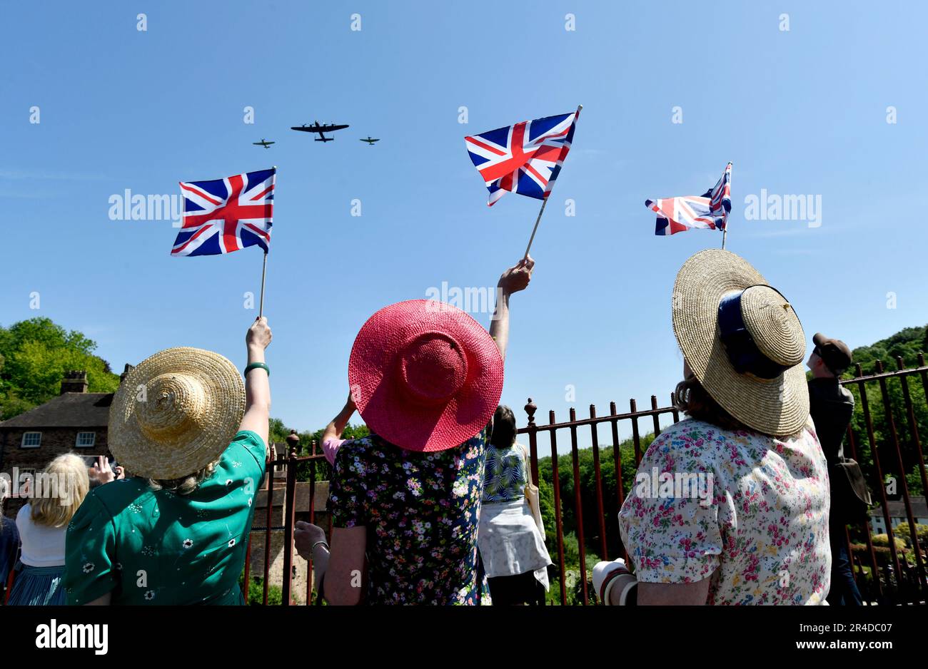 Das Ironbridge World War Two Weekend. Ein Flypast von Lancaster, Spitfire und Hurrikan aus dem Zweiten Weltkrieg, der von der Flagge auf der berühmten Ironbridge begrüßt wird. Das Ist Dave Bagnall Stockfoto