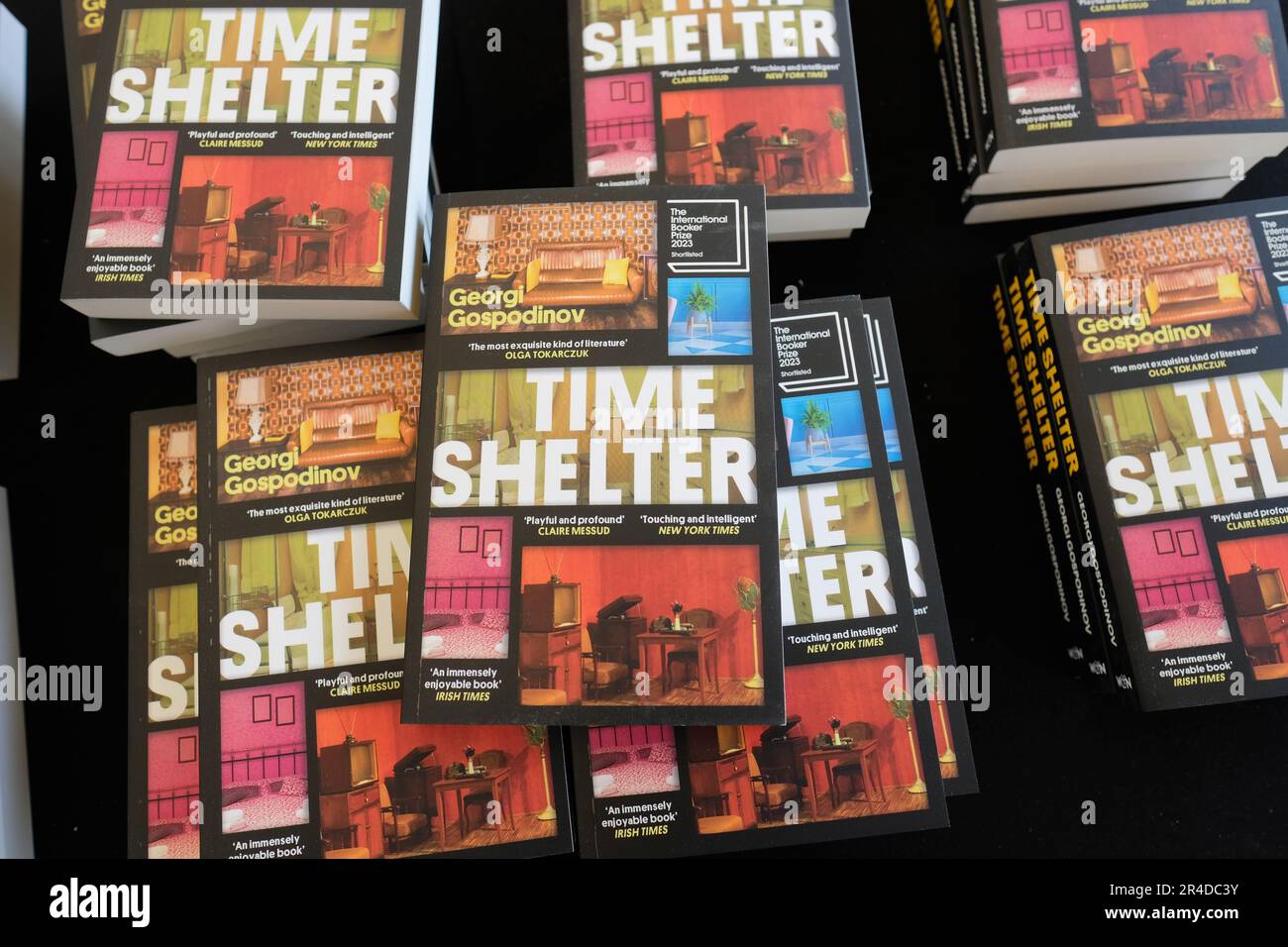 Hay Festival, Hay on Wye, Wales, Großbritannien – Samstag, 27. Mai 2023 – Time Shelter Gewinner des internationalen Buchpreises von Autor Georgi Gospodinov und Übersetzung von Angela Rodel im Buchladen des Festivals. Foto Steven May/Alamy Live News Stockfoto