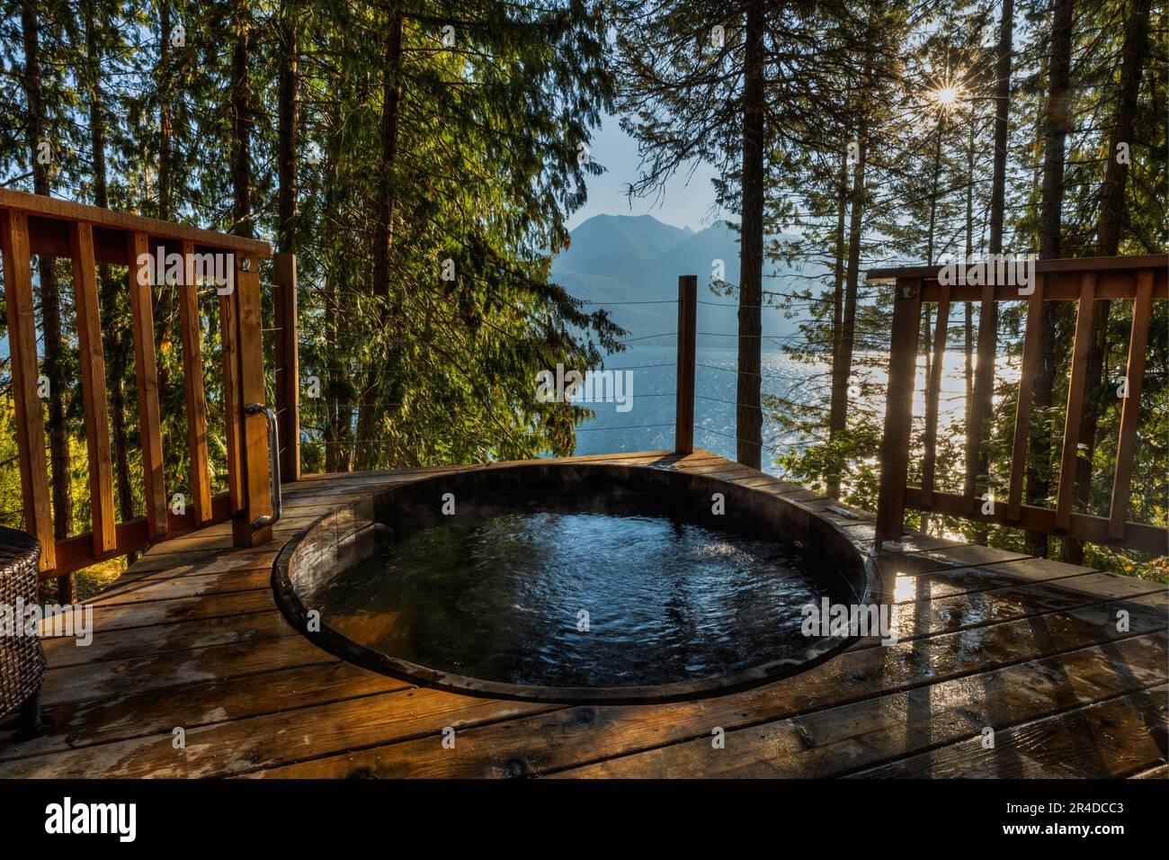 Wannen-Whirlpool aus Holz mit Blick auf den See am Morgen. Stockfoto