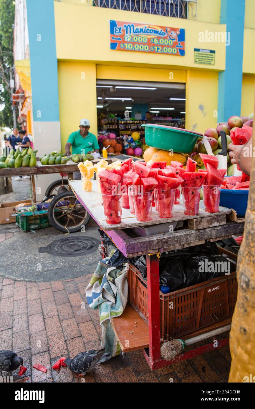 In einer Straße in Cartagena Kolumbien werden Wassermelonen und andere Früchte verkauft Stockfoto