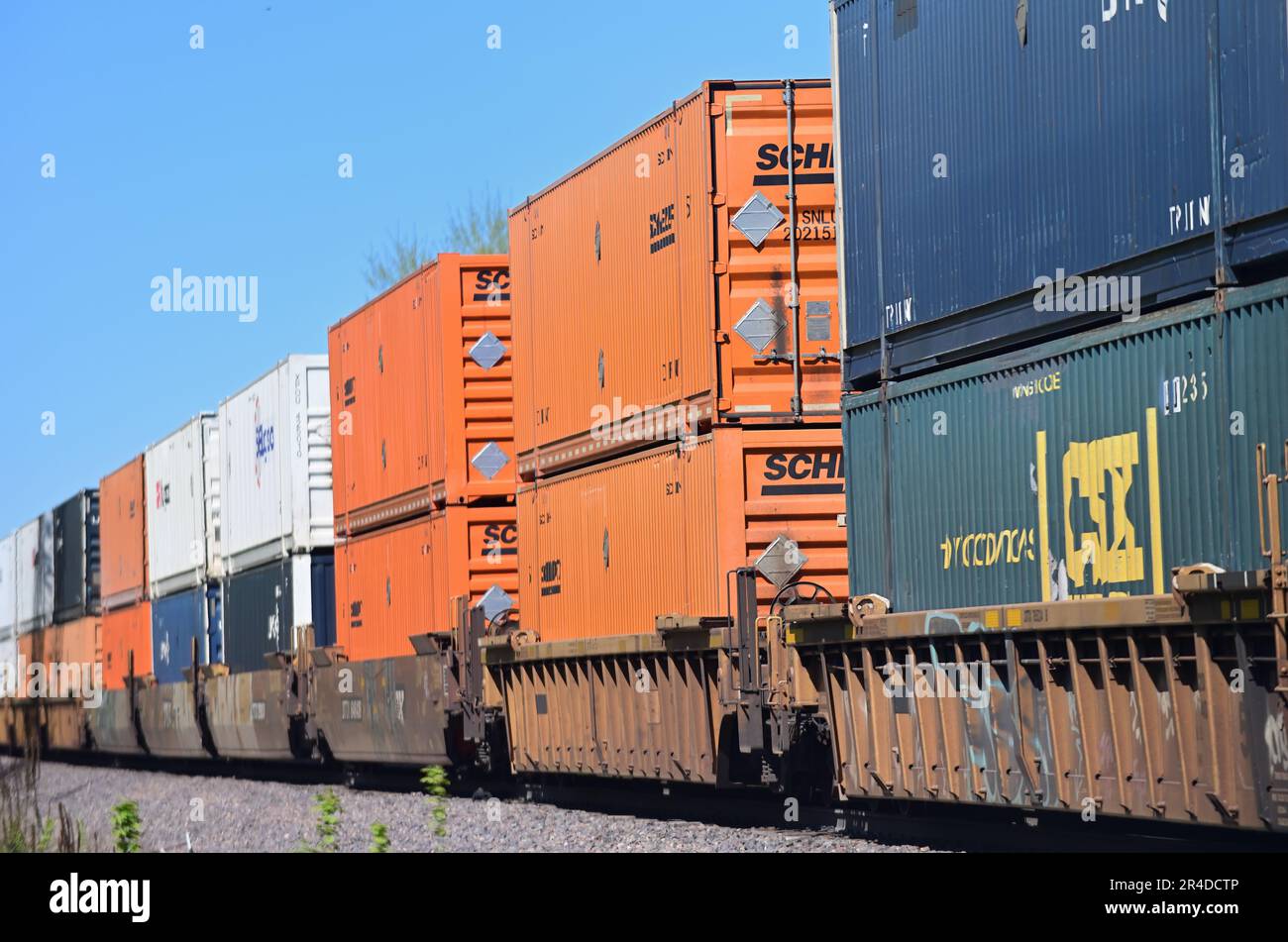 Rochelle, Illinois, USA. Ein intermodaler Güterzug, der durch das nördliche Zentrum von Illinois nach Chicago fährt. Stockfoto