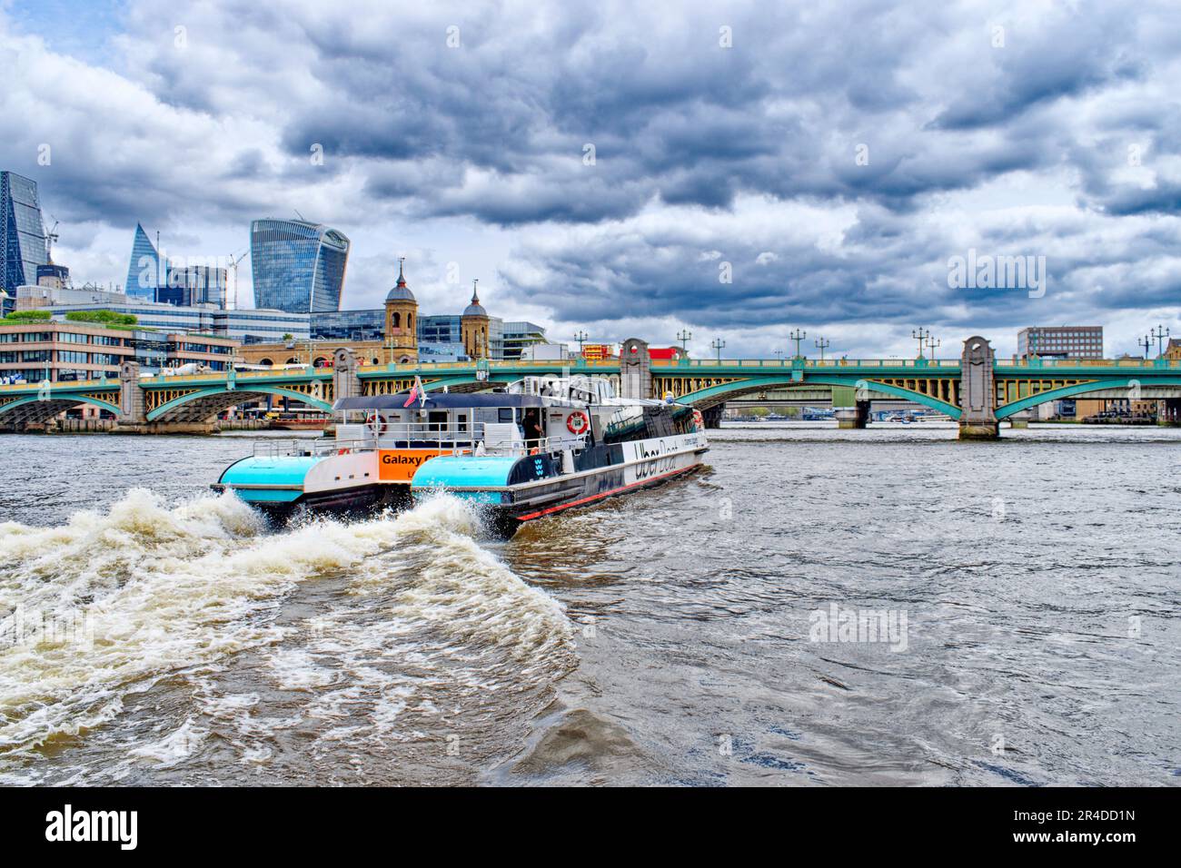 Der Klipper der Londoner Themse fährt Richtung Southwark Bridge Stockfoto