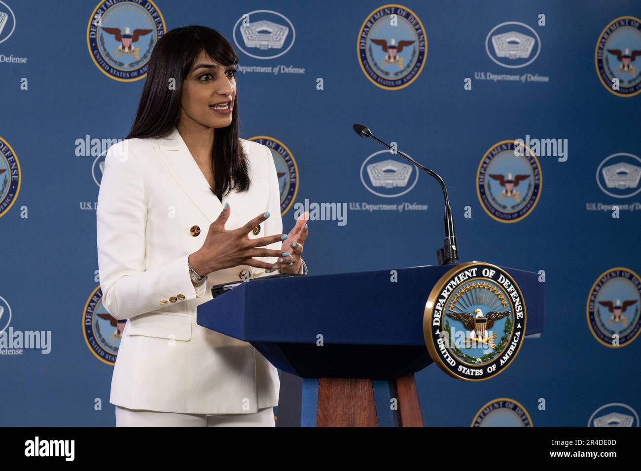 Stellvertretende Pentagon-Pressesprecherin Sabrina Singh spricht während einer Pressebriefing vor der Kamera im Pentagon, Washington, D.C., am 22. Februar 2022. Stockfoto