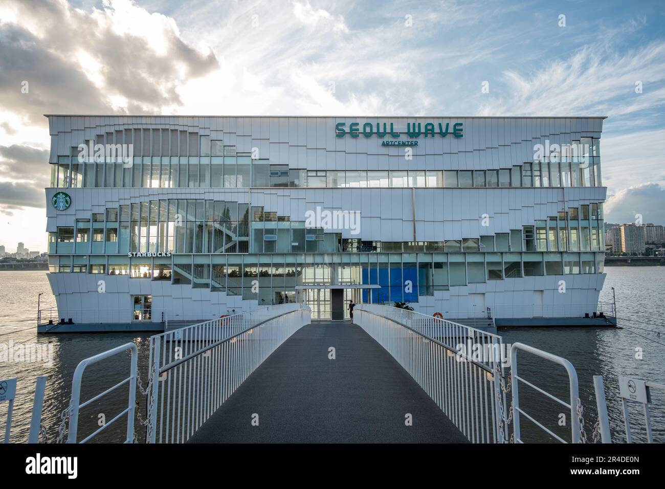Seoul, Südkorea - 14. Juli 2022: Seoul Wave Art Center Gebäude, schwimmendes Starbucks am Hangang River oder Han River mit Sonnenuntergang. Stockfoto