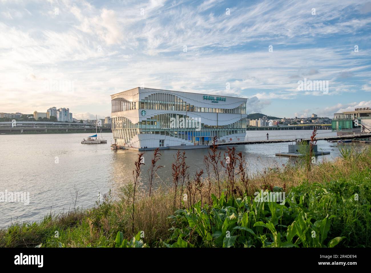 Seoul, Südkorea - 14. Juli 2022: Seoul Wave Art Center Gebäude, schwimmendes Starbucks am Hangang River oder Han River mit Sonnenuntergang. Stockfoto