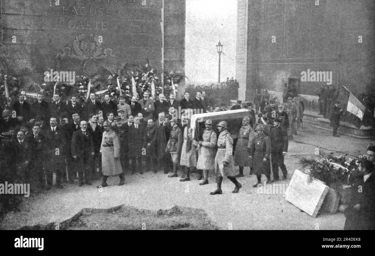 "La mise au tombeau; descendu de la salle Haute de l'Arc de Triomphe, ou il avait ete depose le 11 novembre 1920, le cercueil du Soldat inconnu est porte, le 27 janvier 1921, a son Caveau definitif sous une voute laterale, face a l'Avenue Kleber; la dalle qui va le recouvrir portera ces seuls mots: "ICI repose un soldat francais mort pour la Patrie -- 1914-1918", 1920. Aus „L'Album de la Guerre 1914-1919, Band 2“ [L'Illustration, Paris, 1924]. Stockfoto