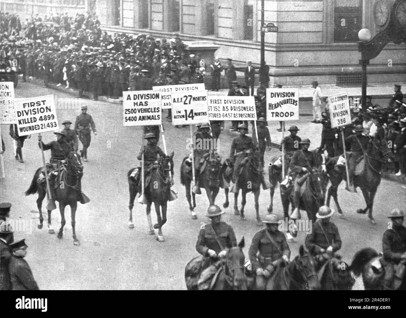 "Les Fetes de la victoire a New York; les herauts d'armes de la 1. Division Americaine", 1919. Aus „L'Album de la Guerre 1914-1919, Band 2“ [L'Illustration, Paris, 1924]. Stockfoto