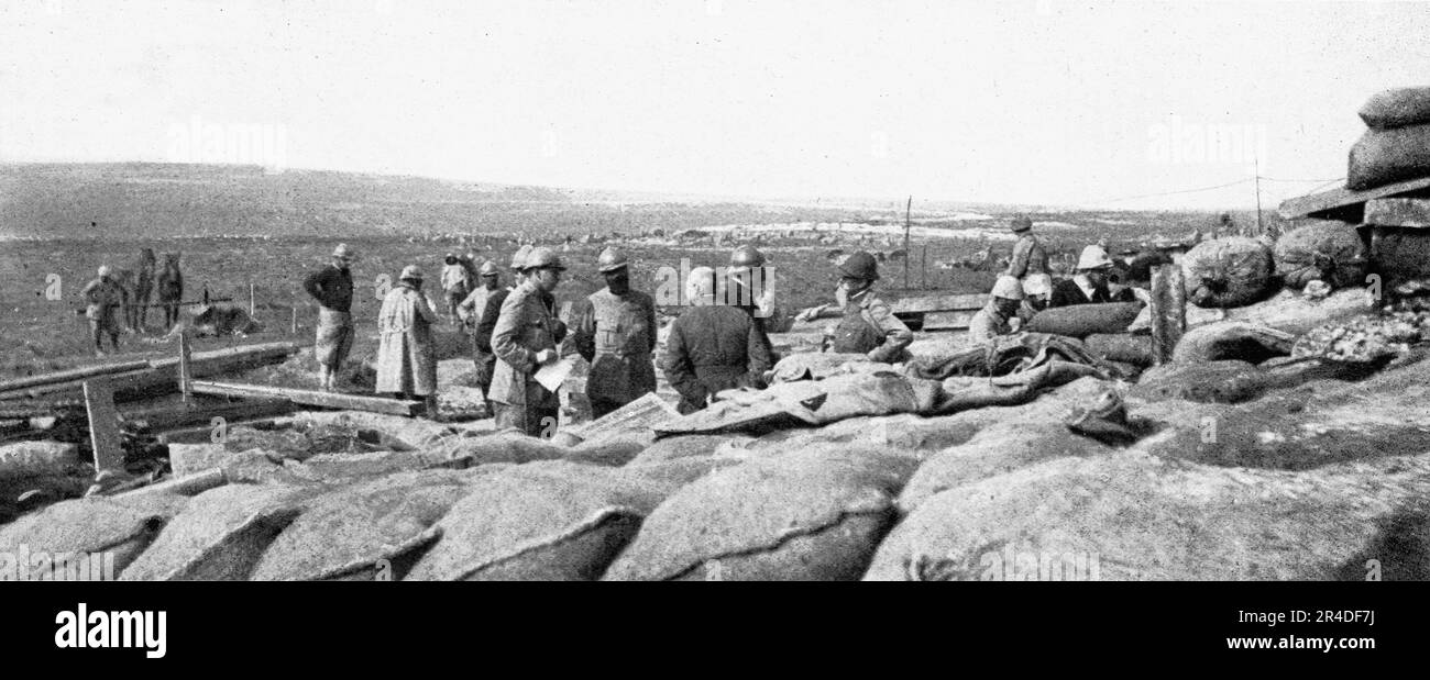 "Pendant la bataille de la Somme : le poste de commandement du Colonel Messimy (vu de dos, te nue, sur le photography)", 1916 aus "Collection de la Guerre IV L'Illustration Tome CXLVIII. La Guerre Juillet, Aout, Septembre, Octobre, Novembre, Dez. 1916". (Während der Schlacht an der Somme: Oberst Messimys Kommandostand (von hinten gesehen, bareheadrig, auf dem Foto) Stockfoto