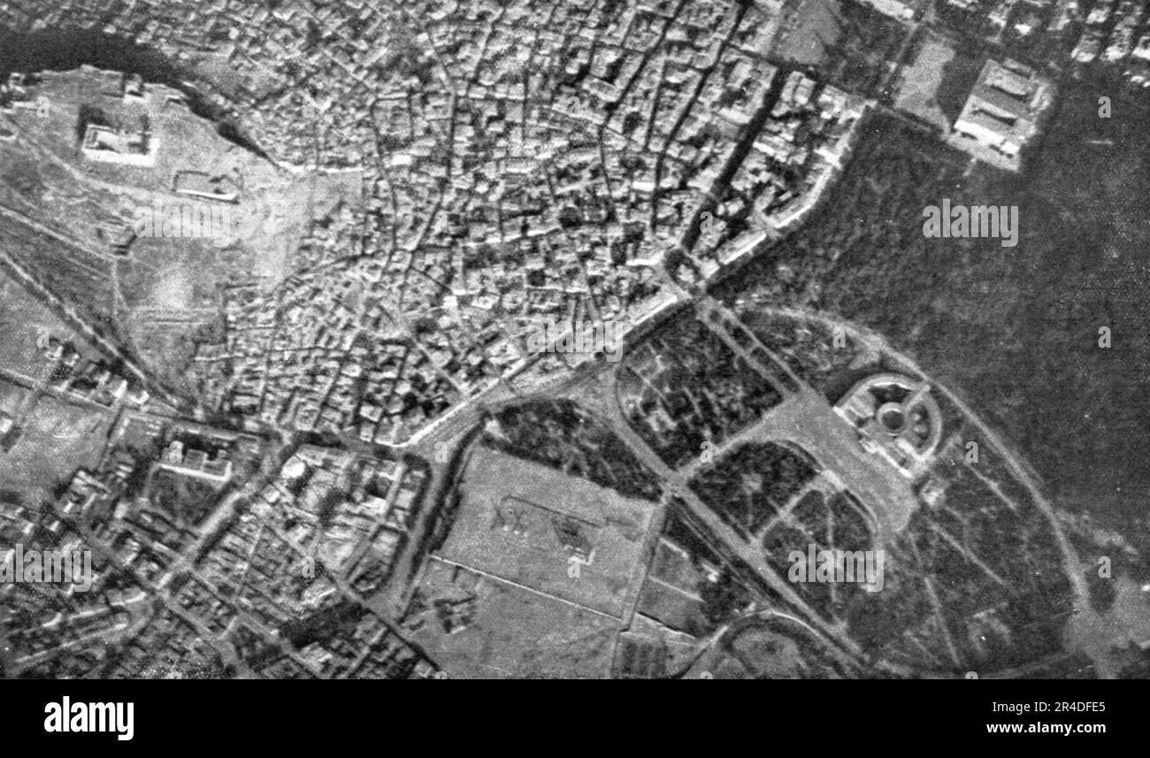 „Athenes vue en avion; L'Acropole. Le Zappeion et le Palais de ROI', 1916. Aus der „Collection de la Guerre IV L'Illustration Tome CXLVIII. La Guerre Juillet, Aout, Septembre, Octobre, Novembre, Dez. 1916". (Athen aus dem Flugzeug gesehen; Akropolis. Zappeion und Königspalast) Stockfoto „Athenes vue en avion; L'Acropole. Le Zappeion et le Palais de ROI', 1916. Aus der „Collection de la Guerre IV L'Illustration Tome CXLVIII. La Guerre Juillet, Aout, Septembre, Octobre, Novembre, Dez. 1916". (Athen aus dem Flugzeug gesehen; Akropolis. Zappeion und Königspalast) Stockfoto