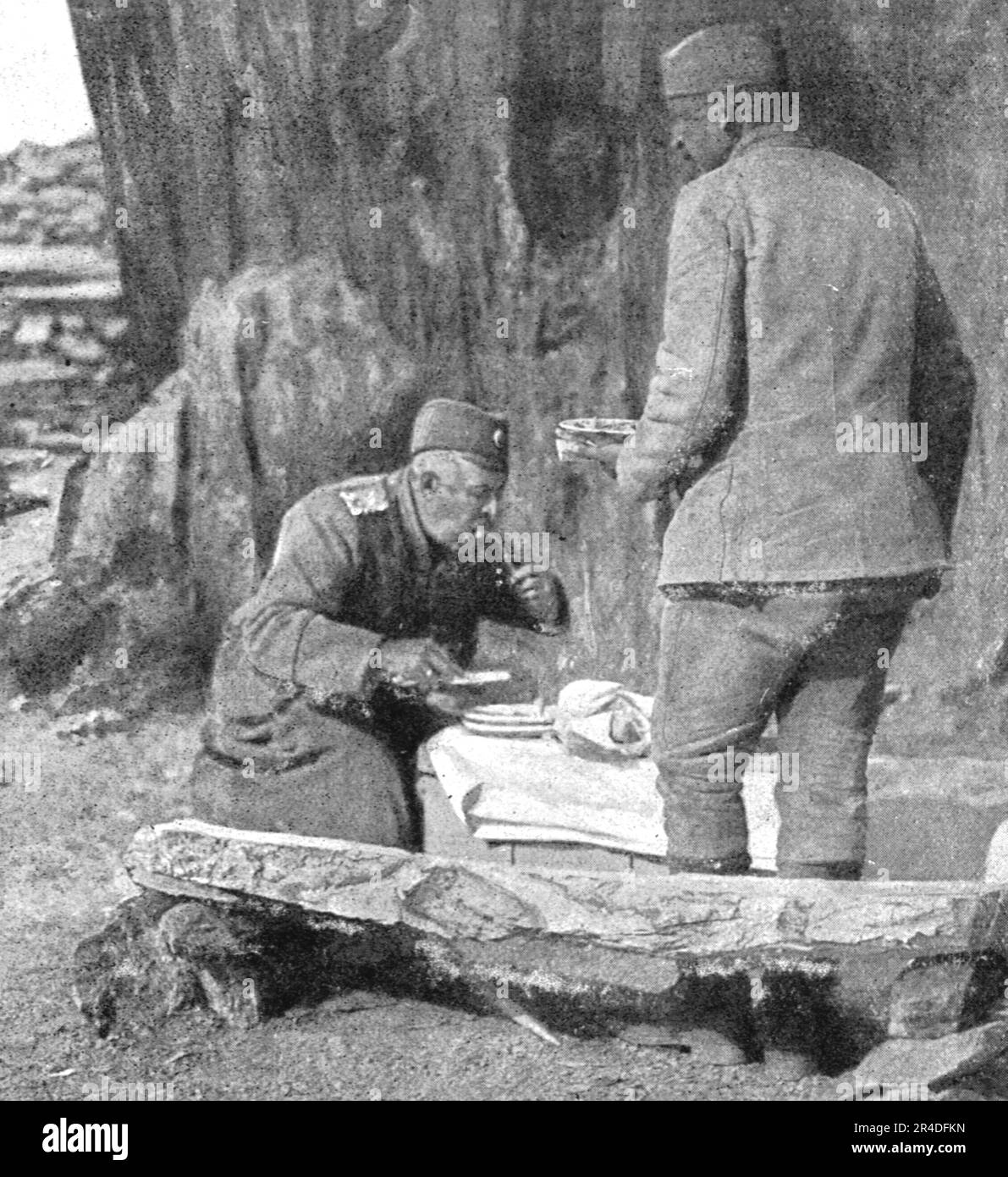 "Le Commandant d'une des plus fameuses divisions serbes, dejeunant pres de son poste de commandement, un jour de victoire", 1916. Aus der „Collection de la Guerre IV L'Illustration Tome CXLVIII. La Guerre Juillet, Aout, Septembre, Octobre, Novembre, Dez. 1916". (Befehlshaber einer der berühmtesten serbischen Divisionen, Mittagessen in der Nähe seines Kommandopostens, an einem Siegtag) Stockfoto