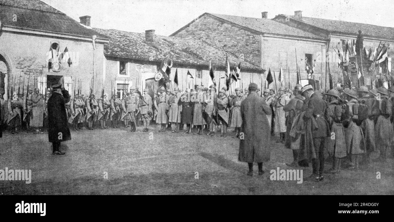 "Le President de la Republique au cantonnement de la Division Passaga, le 5 novembre. Ranges face au President, qui va leur remmettre des decorations, on Reconnait, de gauche a droite : le General Passaga, le Colonel de Barescut, les Lieutenants-Colonels Hutin et Bouchez, les Commandants Dubessey de Contenson et Pintiaux....", 1916. Aus der „Collection de la Guerre IV L'Illustration Tome CXLVIII. La Guerre Juillet, Aout, Septembre, Octobre, Novembre, Dez. 1916". (Präsident der Republik im Kantonment der Division Passaga, November 5. In einer Reihe mit Blick auf den Präsidenten, von links Stockfoto