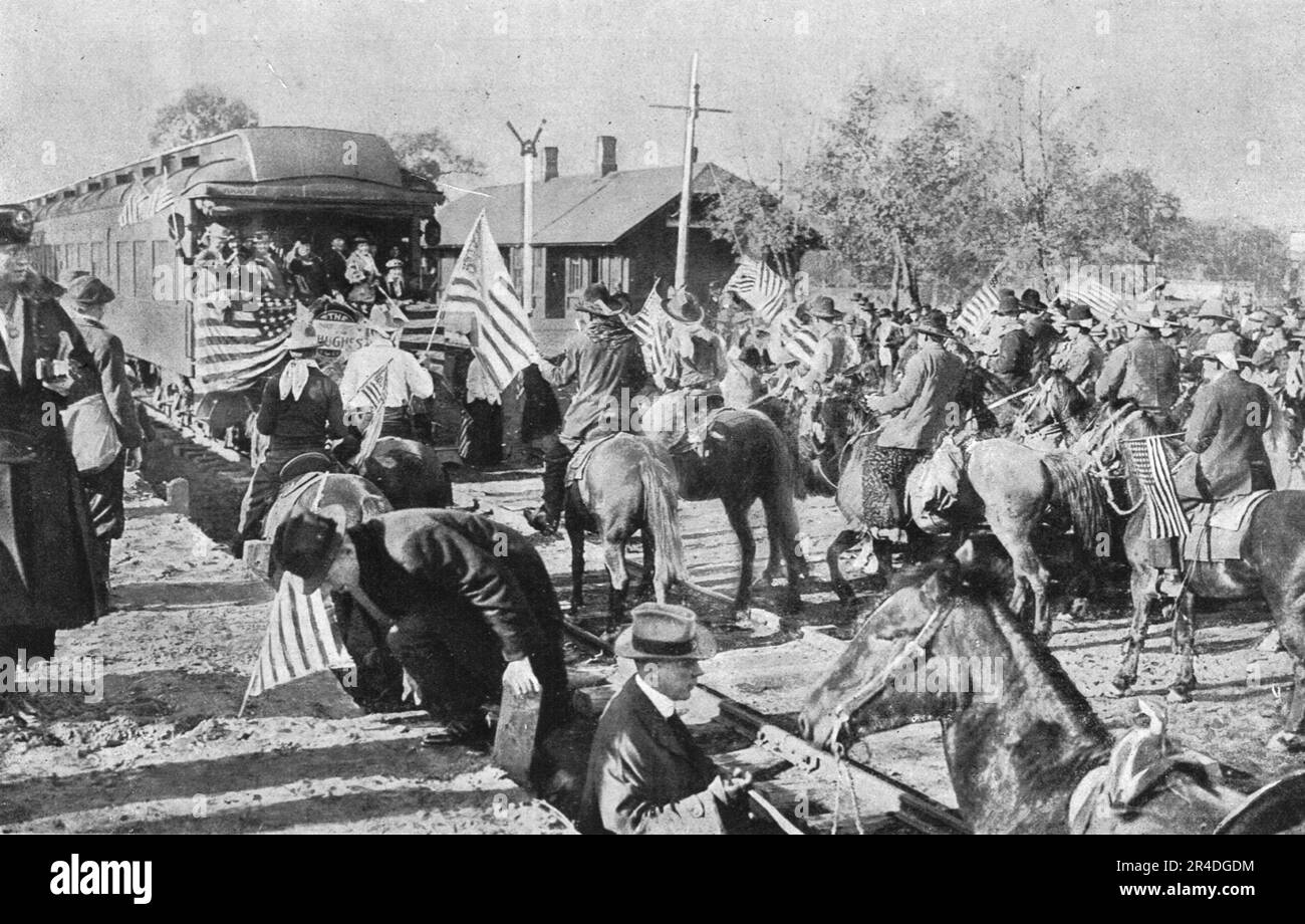 "La bataille presidentielle aux etats-unis; une Scene typique de la campagne electorale : A Mills-City, dans le Dakota, les Cowboys, ayant fait a cheval des centaines de milles, sont venus acclamer le train special de la "Women's Huges Alliance Party".", 1916. Aus der „Collection de la Guerre IV L'Illustration Tome CXLVII. La Guerre Juillet, Aout, Septembre, Octobre, Novembre, Dez. 1916". Stockfoto