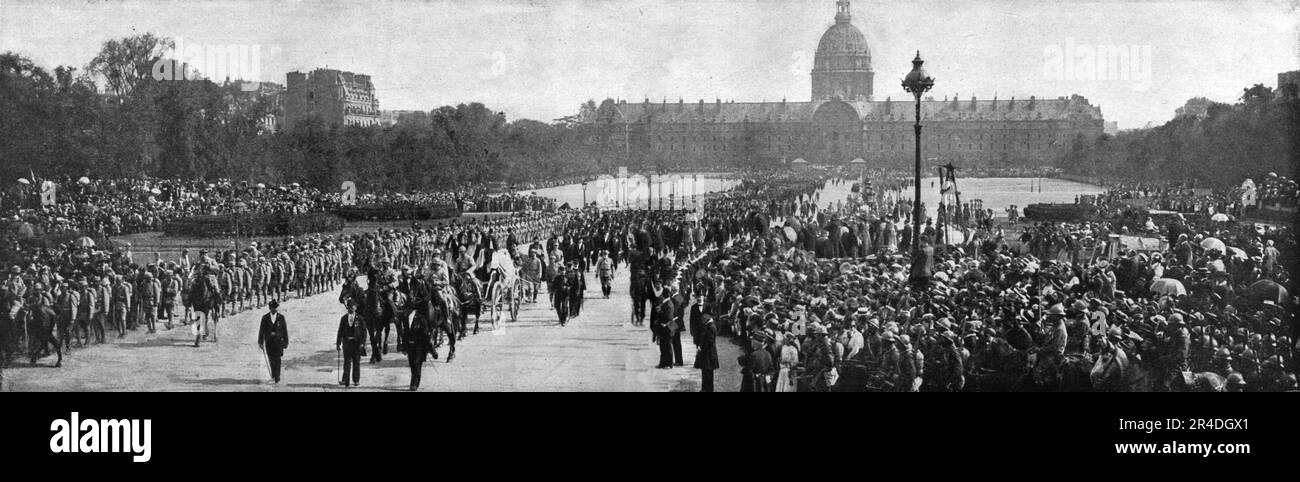 "Les Funerailles du General Gallieni a Paris et a Saint-Raphael; Le cortege partant des Invalides pour Traverser Paris", 1916. Aus der „Collection de la Guerre IV L'Illustration Tome CXLVII. La Guerre Janvier, Fevrier, Mars, Avril, Mai, Juin 1916". Stockfoto