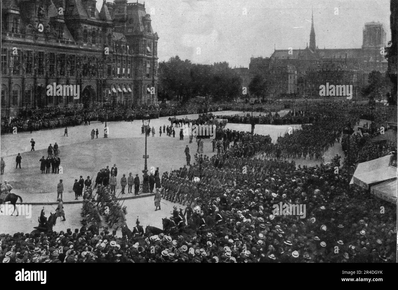 "Les Funerailles du General Gallieni a Paris et a Saint-Raphael; defile des troupes devant le cercueil sur la Place de l'Hotel-de-Ville de Paris", 1916. Aus der „Collection de la Guerre IV L'Illustration Tome CXLVII. La Guerre Janvier, Fevrier, Mars, Avril, Mai, Juin 1916". Stockfoto
