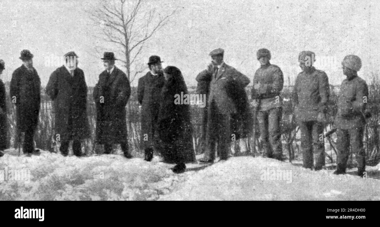 "France et Russie; Consigne suedoise: Des soldats ont arrete les ministres francais, qui doivent attendre dans la neige l'Intervention du Consul de Russie", 1916. Aus der „Collection de la Guerre IV L'Illustration Tome CXLVII. La Guerre Janvier, Fevrier, Mars, Avril, Mai, Juin 1916". Stockfoto