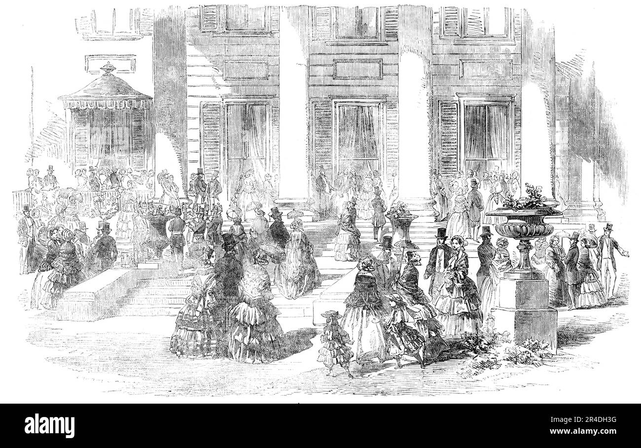 Der Empfang des Lord Leutnants und Promenade, Dublin, 1856. Party von George Howard, 7. Earl of Carlisle. "Eine Zeremonie am Hof unter freiem Himmel ist eine Szene der großen Freude, die besser für die heutige Saison geeignet ist als die künstliche Pracht der Staatssäle. Und der Oberleutnant von Irland hat die überlegenen Abmachungen der Versammlung unter freiem Himmel bewiesen, indem er seine Empfänge und Promenade auf dem Gelände vor der Viceregal Lodge abhielt, anstatt in den herrschaftlichen Saloons des Schlosses. Der erste Empfang und die Promenade der Saison wurden von seiner Exzellenz am Nachmittag des 7. Die Stockfoto