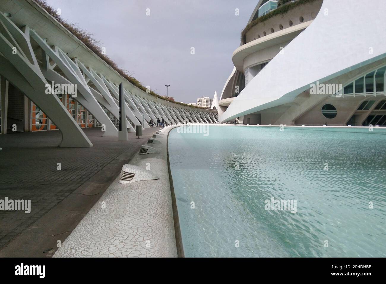 Blick auf die Stadt der Künste und Wissenschaften, Lamina de agua und Säulen, valencia, spanien Stockfoto