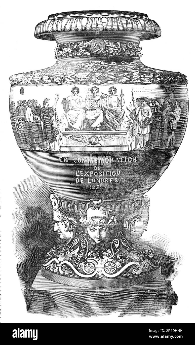 Sevres Vase präsentiert an H.R.H. Prinz Albert von seiner kaiserlichen Majestät, dem Kaiser der Franzosen, 1856. Porzellanvase '...designed zum Gedenken an die große Ausstellung im Hyde-Park im Jahr 1851 [und als] Zeugnis der Freundschaft zwischen England und Frankreich... Es ist sphärisch, mit rein griechischem Charakter. Die Farbe des Bodens ist tiefes Amaranth, erleichtert durch leichte und anmutige Ornamente in Gold. In der Mitte sind symbolische Figuren der wichtigsten Nationen der Welt dargestellt, die die Produktion menschlicher Intelligenz drei weiblichen Genii auf einem Thron, allegorisch der Gerechtigkeit, Stockfoto