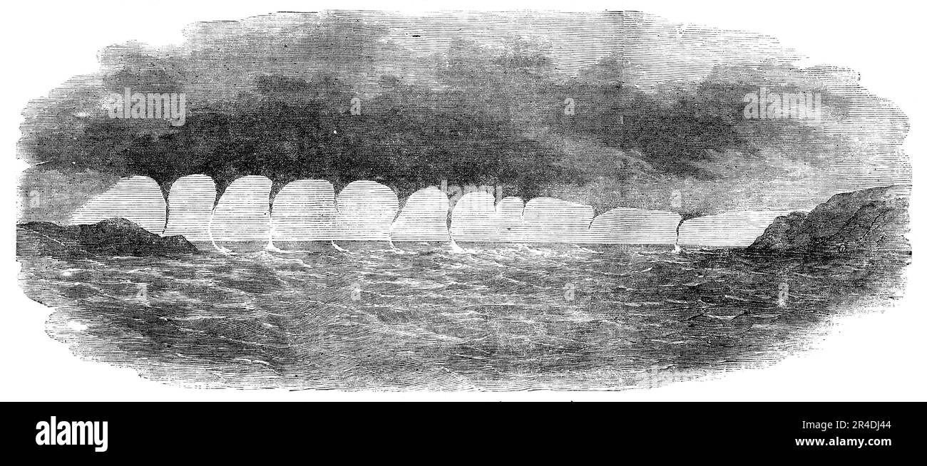 Wasserrohre vor Malta, 1856. „Das Wetter war genau das, was man zu dieser Jahreszeit im Mittelmeer erwarten kann - das Meer glatt, der Himmel wolkenlos und die Atmosphäre ruhig. Um eins Uhr entstand im Nordosten eine große Wolke, die ein paar Tropfen Regen ausbreitete... und dann, allmählich zusammenzog, setzte sie sich tief am Horizont im Westen nieder. Die beiden zentralen Wasserrohre (von enormer Größe) bildeten sich zuerst, die anderen folgten in schneller Folge, und in fünf Minuten waren nicht weniger als zehn gleichzeitig deutlich sichtbar und gingen von derselben Wolke aus weiter. Sie waren sechs Meilen von uns entfernt Stockfoto