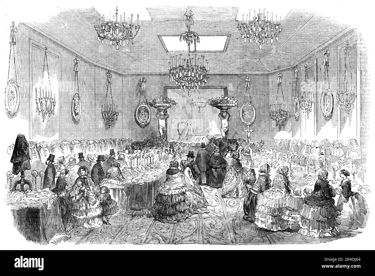Die Layette, oder Outfit für das kaiserliche Kind, 1856. Paris: Blick auf '...die Ausstellungsräume von Mademoiselle Felicie, in der Rue Vivienne, wo die Layette... zu sehen war... alle Tische entlang der Seiten, sowie ein überaus breiter Tisch in der Mitte, waren komplett bedeckt mit den schönsten Artikeln wie Spitze, Stickerei, Seide, Satin, Und Cambric, die vielleicht je für ein Kind zusammengetragen wurden. Allein von den Kleidern gab es nicht weniger als zwölf Dutzend. Alle waren mit einer derart seltenen Perfektion bestickt, dass sie als Kunstwerke eingestuft werden konnten, und die enorme Menge an Point d'Alençon [Alen&# Stockfoto