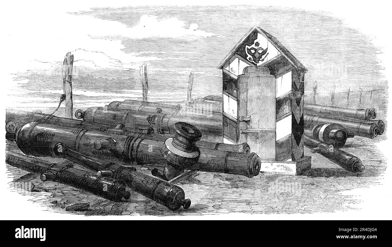 Hango-Trophäen bei Woolwich Arsenal, 1856. Beim letzten Besuch des Schiffs Ihrer Majestät Blenheim in Hango, Captain Hall, C.B., Mit den Schussbooten Snap landeten Stork und Lark unter seinem Befehl auf dem Schiff und brachten verschiedene Erinnerungsstücke in Form von Kanonen und Mörsern, eine russische Wachtposten, als Gedenkstätten für den Krieg auf der Krim mit. Die Kanone, bestehend aus neun großen und vier kleineren Gewehren, war von den Russen in etwa drei Faden und einer Hälfte Wasser versenkt worden, als das Fort im vergangenen Jahr abgerissen wurde. Sie wurden sehr leise und sicher von A geborgen Stockfoto
