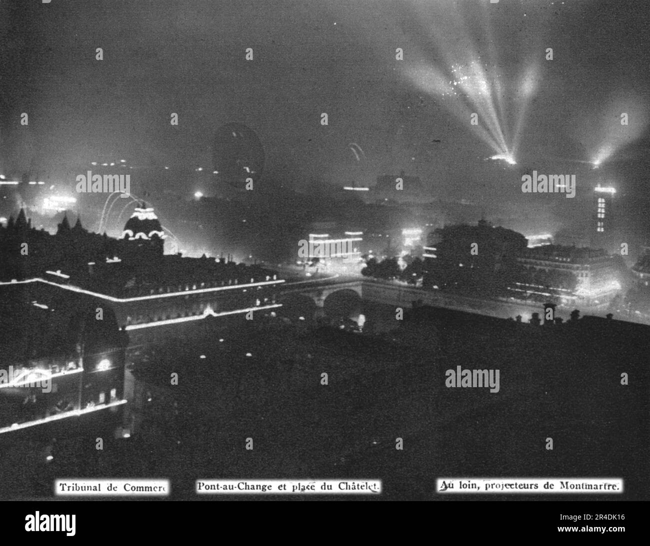 "Le jour de gloire; Panorama de Paris illumine le soir de 14 juillet 1919, au Centre, le pointe de la Cite, entre les deux bras de la seine", 1919. Aus „L'Album de la Guerre 1914-1919, Band 2“ [L'Illustration, Paris, 1924]. Stockfoto