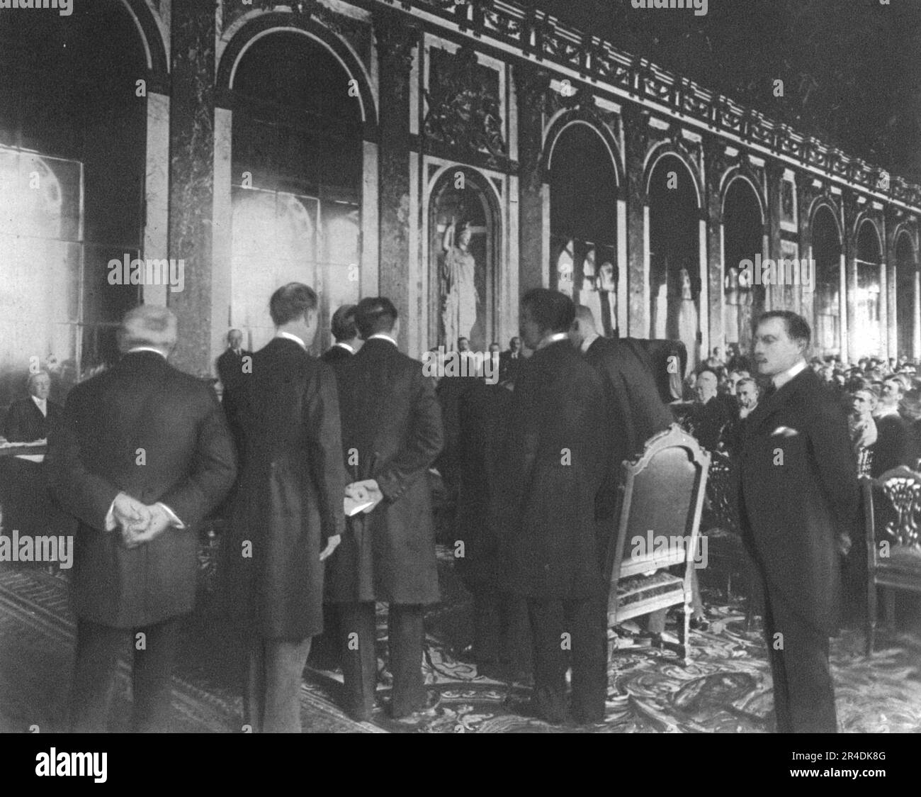 "La Signature du traite de paix a Versailles; Le Premier plenipotentiaire allemand, M Hermann Muller, ministre des Affaires etrangeres, signe le traite, le 28 juin 1919: Derriere lui, le Dr. Bell, second delegue, et trois Secretary allemands , Tours les cinq en redingote", 1919. Aus „L'Album de la Guerre 1914-1919, Band 2“ [L'Illustration, Paris, 1924]. Stockfoto