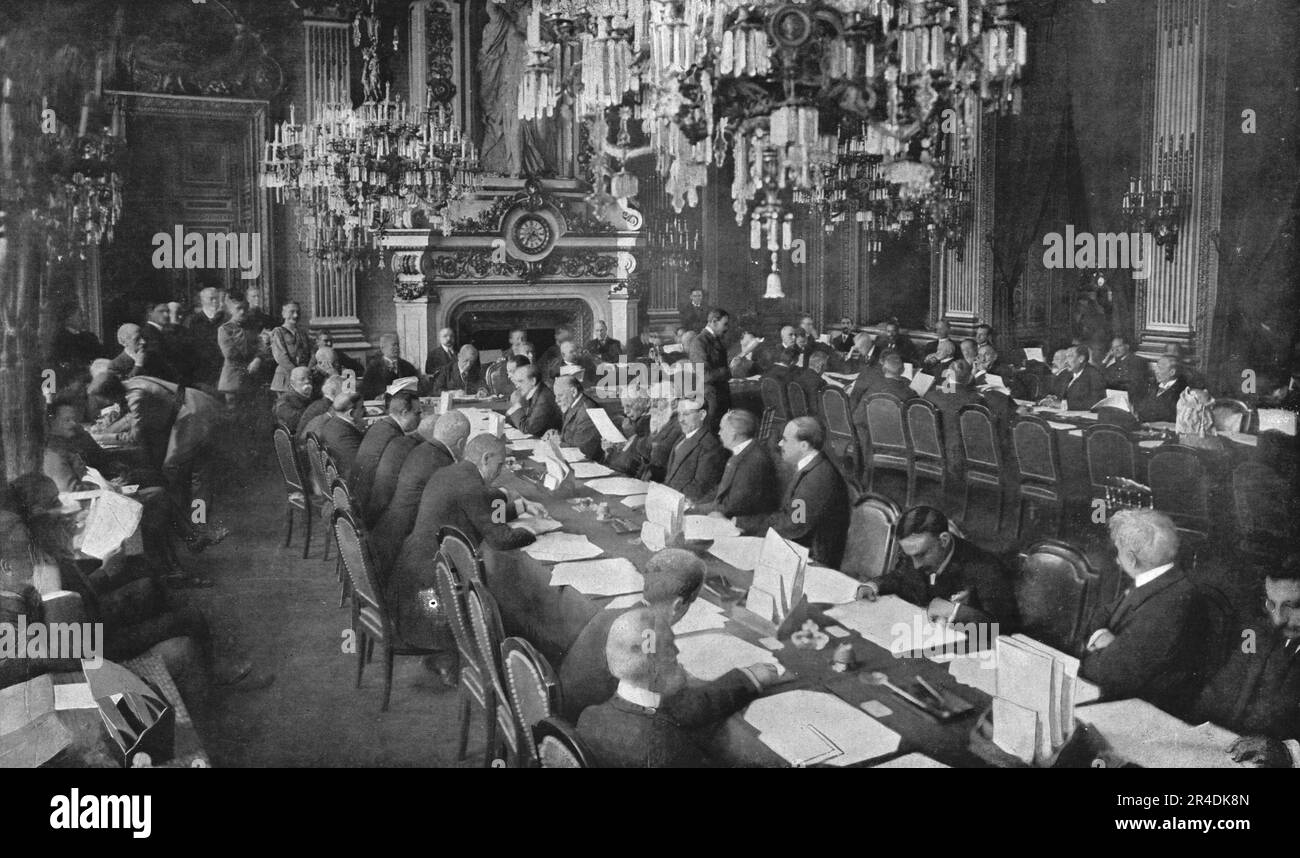 "La Conference de la paix; L'ouverture de la Conference, le 18 janvier 1919, dans le Salon de l'horloge du ministere des affaires etrangeres", 1919. Aus „L'Album de la Guerre 1914-1919, Band 2“ [L'Illustration, Paris, 1924]. Stockfoto