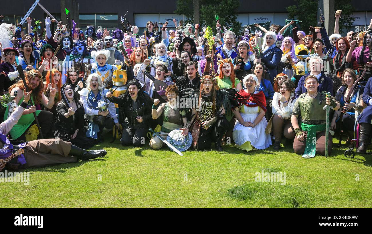 London, Großbritannien. 27. Mai 2023. Eine große Gruppe von wichtigen Fans jubelt den Kameras zu. Große Menschenmassen von Spielern aus den USA versammeln sich in der Sonne vor dem Excel. Fans und Besucher der Comic Con London treffen sich im Excel London zu der 3-tägigen Feier von Cosplay und Popkultur in lustigen Outfits und Kostümen. Kredit: Imageplotter/Alamy Live News Stockfoto