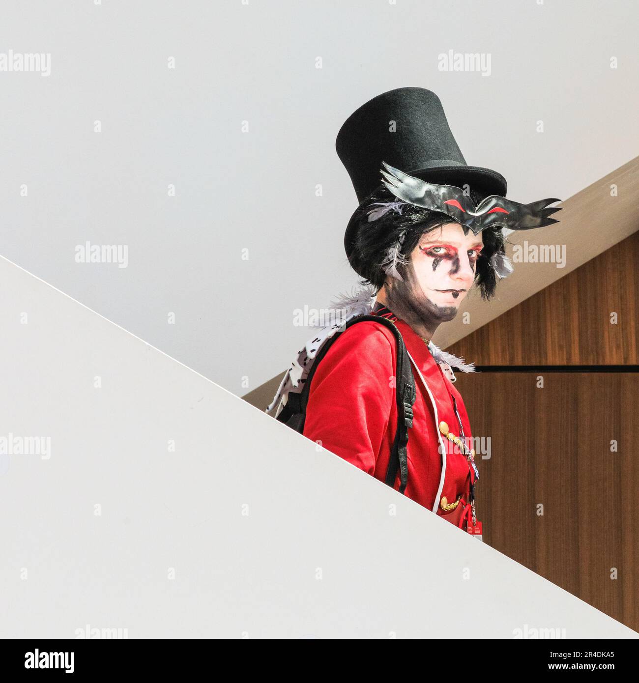 London, Großbritannien. 27. Mai 2023. Rhys, als Stolas, der goetische Fürst der Hölle, vom HöllenBoss, die Treppe hinuntergeht. Fans und Besucher der Comic Con London treffen sich im Excel London zu der 3-tägigen Feier von Cosplay und Popkultur in lustigen Outfits und Kostümen. Kredit: Imageplotter/Alamy Live News Stockfoto