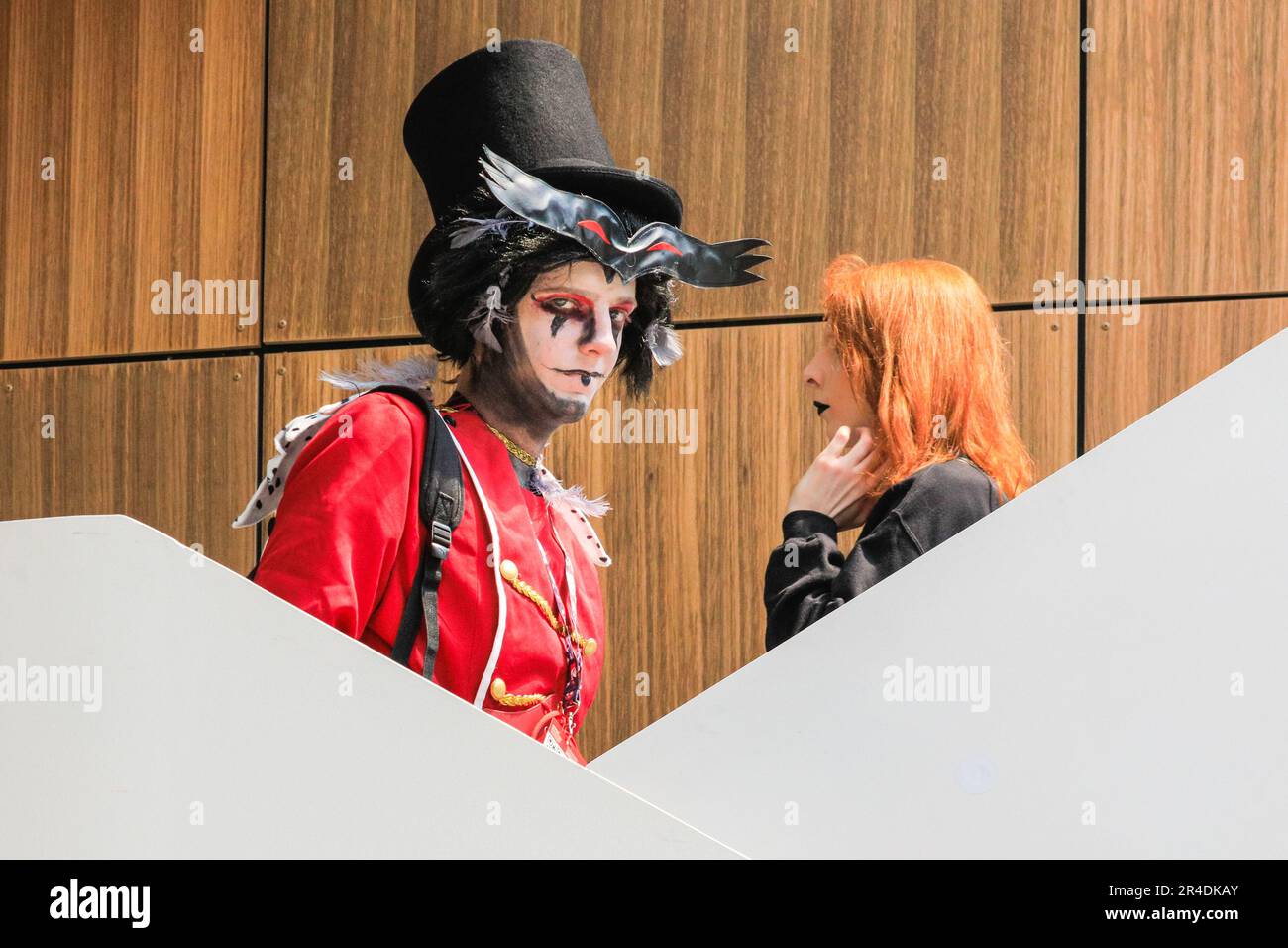 London, Großbritannien. 27. Mai 2023. Rhys, als Stolas, der goetische Fürst der Hölle, vom HöllenBoss, die Treppe hinuntergeht. Fans und Besucher der Comic Con London treffen sich im Excel London zu der 3-tägigen Feier von Cosplay und Popkultur in lustigen Outfits und Kostümen. Kredit: Imageplotter/Alamy Live News Stockfoto