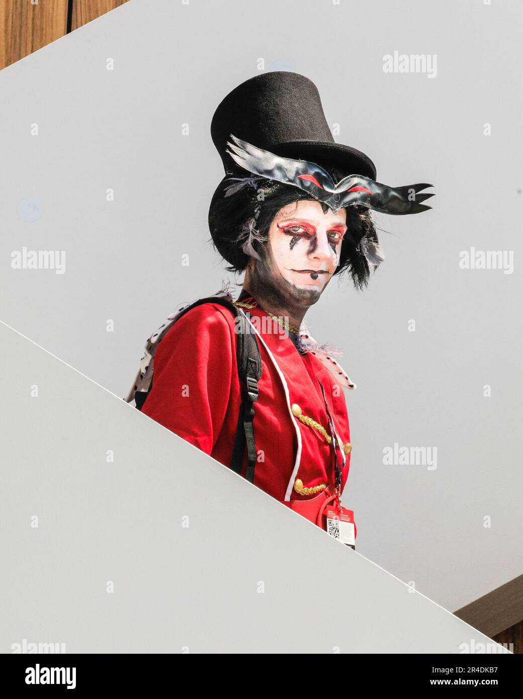 London, Großbritannien. 27. Mai 2023. Rhys, als Stolas, der goetische Fürst der Hölle, vom HöllenBoss, die Treppe hinuntergeht. Fans und Besucher der Comic Con London treffen sich im Excel London zu der 3-tägigen Feier von Cosplay und Popkultur in lustigen Outfits und Kostümen. Kredit: Imageplotter/Alamy Live News Stockfoto