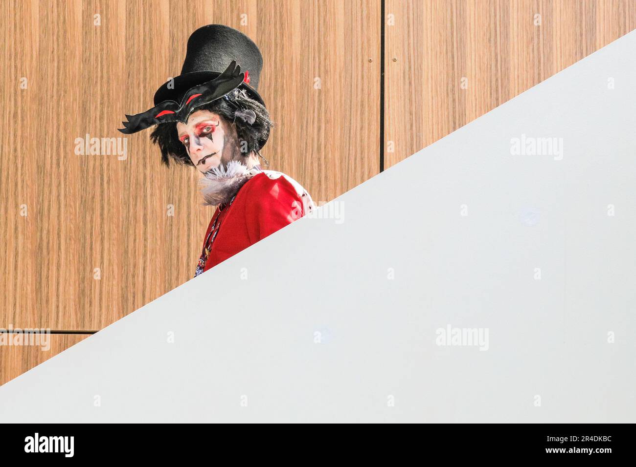 London, Großbritannien. 27. Mai 2023. Rhys, als Stolas, der goetische Fürst der Hölle, vom HöllenBoss, die Treppe hinuntergeht. Fans und Besucher der Comic Con London treffen sich im Excel London zu der 3-tägigen Feier von Cosplay und Popkultur in lustigen Outfits und Kostümen. Kredit: Imageplotter/Alamy Live News Stockfoto