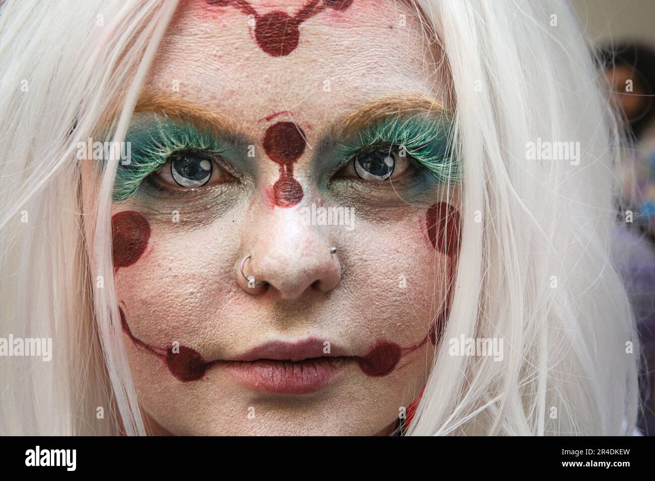 London, Großbritannien. 27. Mai 2023. Ein Besucher in auffälliger Augendekoration. Fans und Besucher der Comic Con London treffen sich im Excel London zu der 3-tägigen Feier von Cosplay und Popkultur in lustigen Outfits und Kostümen. Kredit: Imageplotter/Alamy Live News Stockfoto