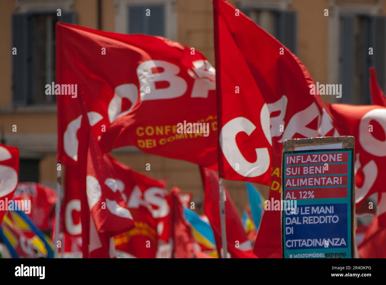 Rom, . 27. Mai 2023. 27/05/2023 Rom, von Verbänden und Gewerkschaften organisierte Demonstration. Die nationale Demonstration "Wir brauchen ein Mindesteinkommen" gegen das von der Regierung Meloni am 1. Mai 2023 erlassene "Arbeitsdekret": Das Foto kann in Bezug auf den Kontext verwendet werden, in dem es aufgenommen wurde, und ohne die Absicht, den Anstand der repräsentierten Personen zu verleumden. Kredit: Unabhängige Fotoagentur/Alamy Live News Stockfoto