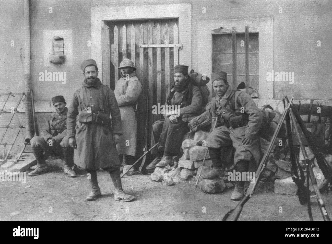 „Deux Groupes de Combattants de Douaumont; TiRailleurs d'une Division marocaine revenant du feu. Aus „L'Album de la Guerre 1914-1919, Volume I“ [L'Illustration, Paris, 1924]. Stockfoto