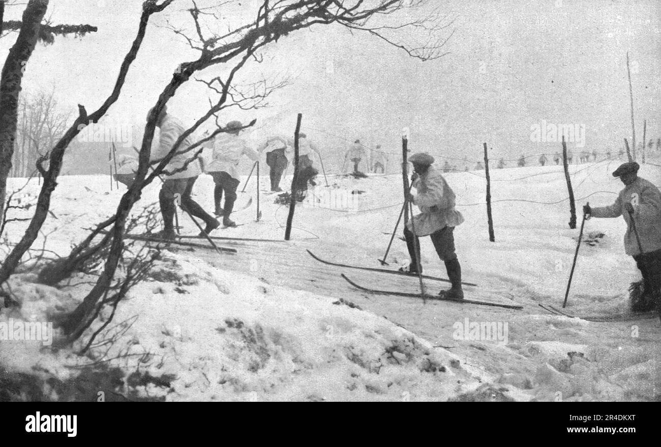 "Die Region Dans la Meme, nos alpins skieurs ont ete pourvus de blanches tuniques, couleur de neige, ce qui leur Assure au milieu du paysage une invisibilite relative", 1915. Aus „L'Album de la Guerre 1914-1919, Volume I“ [L'Illustration, Paris, 1924]. Stockfoto