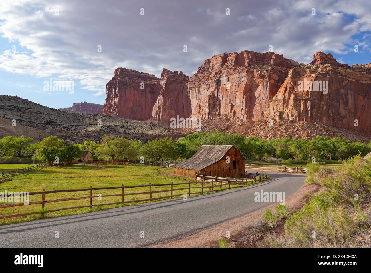 Historische Scheune auf der Straße im Capital Reef National Park Stockfoto