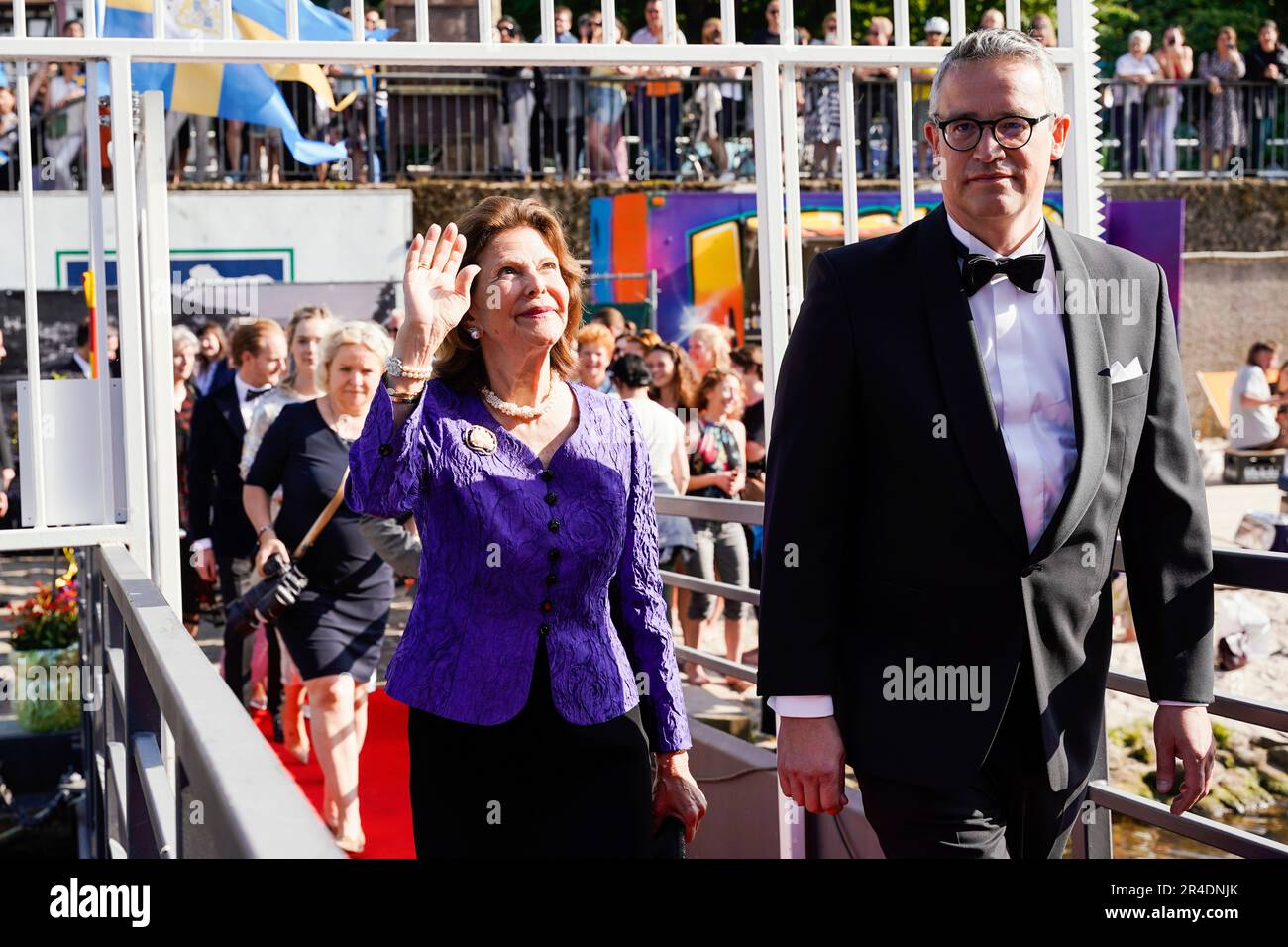 Heidelberg, Deutschland. 27. Mai 2023. Königin Silvia von Schweden besteigt ein weißes Flottenschiff mit Claudius Werwigk, schwedischer Ehrenkonsul für Baden-Württemberg, zu einer Benefizveranstaltung für die Welt-Kinderstiftung. Kredit: Uwe Anspach/dpa/Alamy Live News Stockfoto