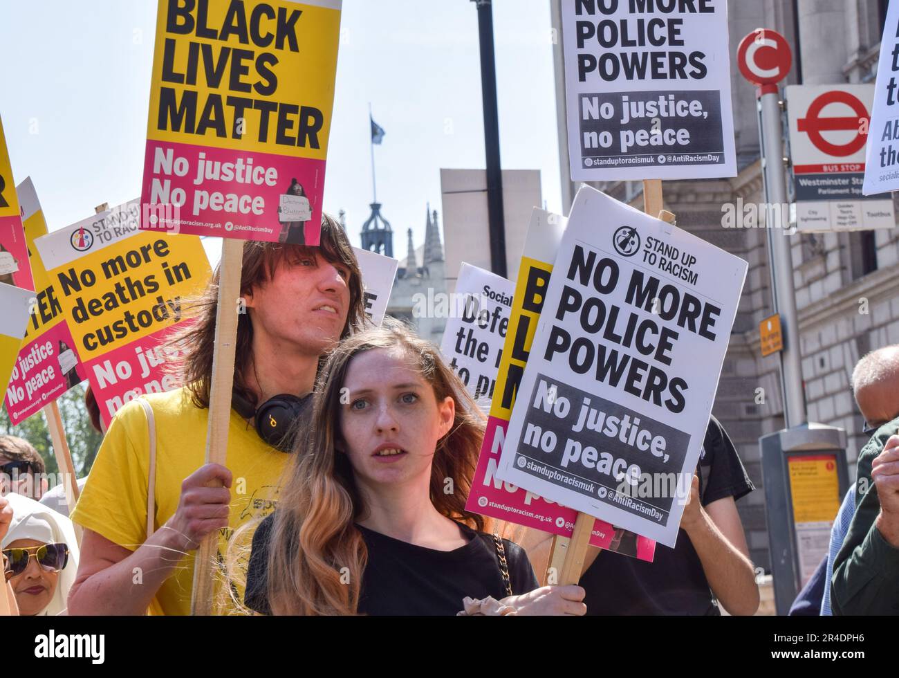 London, Großbritannien. 27. Mai 2023 Demonstranten marschieren auf dem Parlamentsplatz. Verschiedene Aktivistengruppen versammelten sich in Westminster, um gegen das Gesetz zur öffentlichen Ordnung zu protestieren, das Proteste einschränkt. Kredit: Vuk Valcic/Alamy Live News Stockfoto