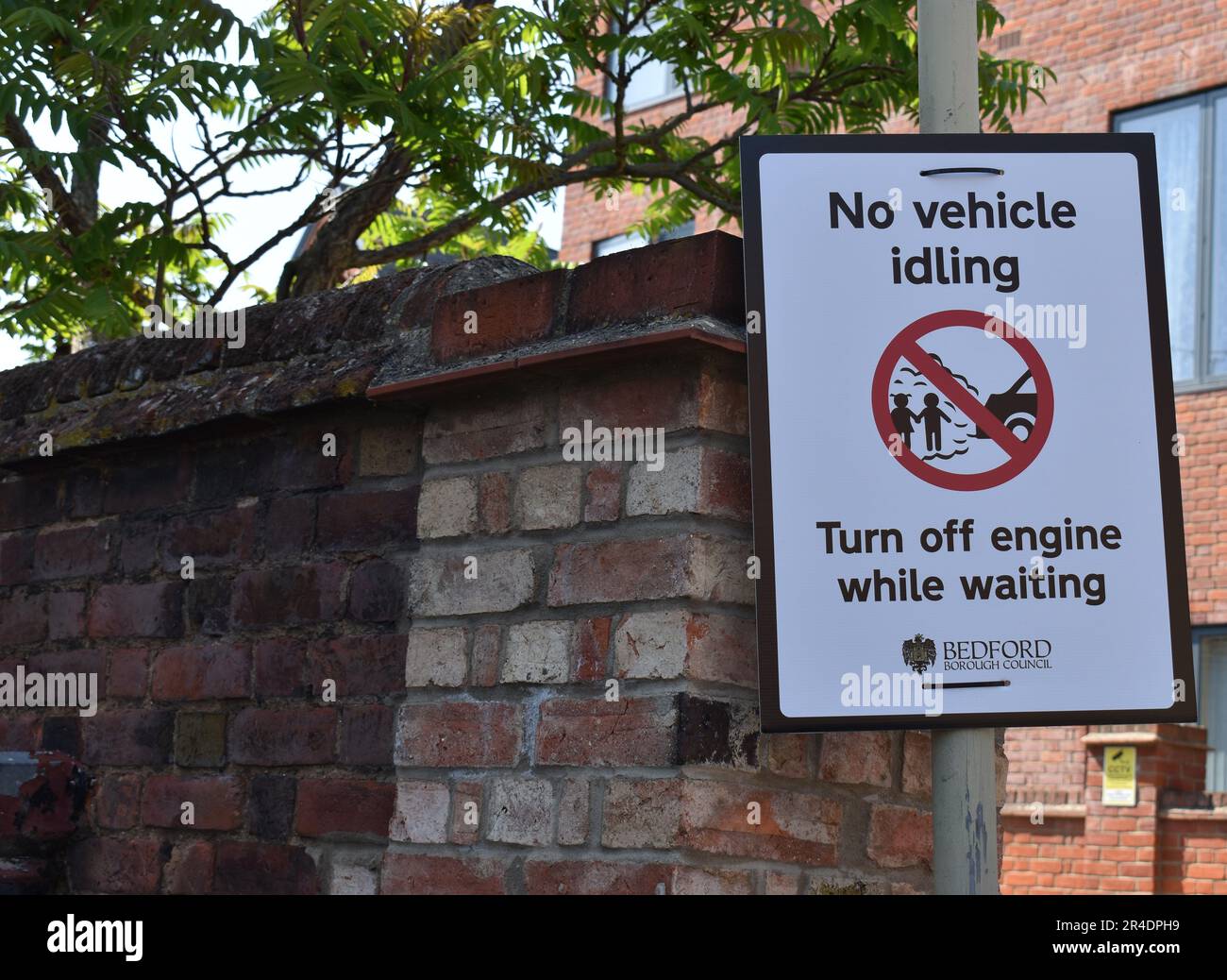 Schild: „Kein Fahrzeug im Leerlauf. Schalten Sie den Motor aus, während Sie auf den Kopierplatz warten. Stockfoto