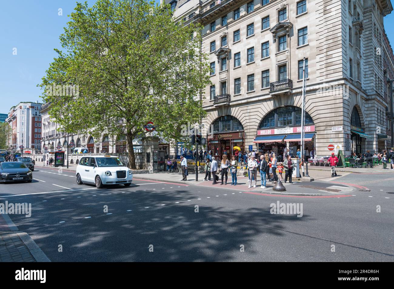 Menschen, die an der Ampel auf die Marylebone Road warten, an der Fußgängerzone in der Nähe der Baker Street U-Bahnstation. London, England, Großbritannien Stockfoto