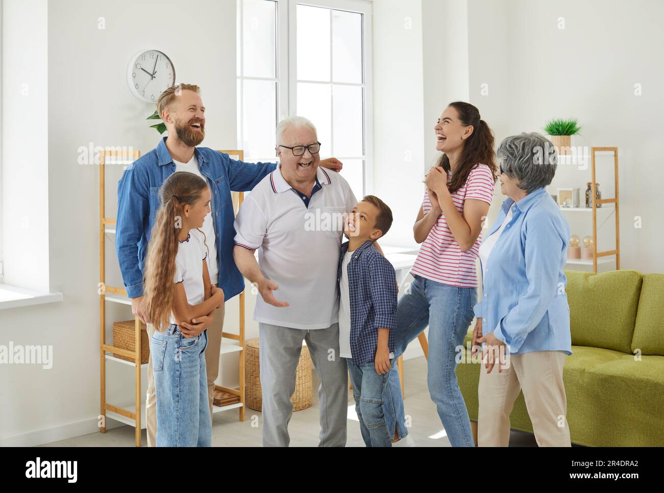 Eine große, freundliche Familie, die sich zu Hause unterhält Stockfoto